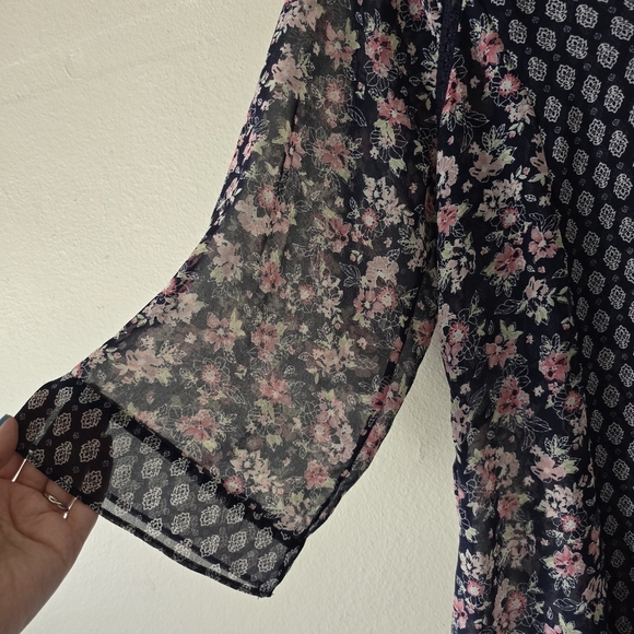 JESSICA SIMPSON MATERNITY Floral Navy Sheer Blouse Short Sleeve Size Small - Picture 10 of 17